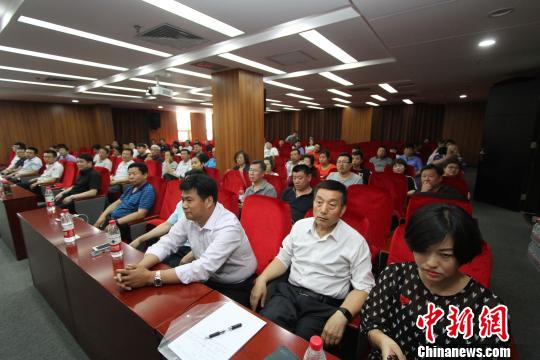 天津市包裝技術(shù)協(xié)會召集逾百名企業(yè)家舉行專題研討會。　張道正 攝